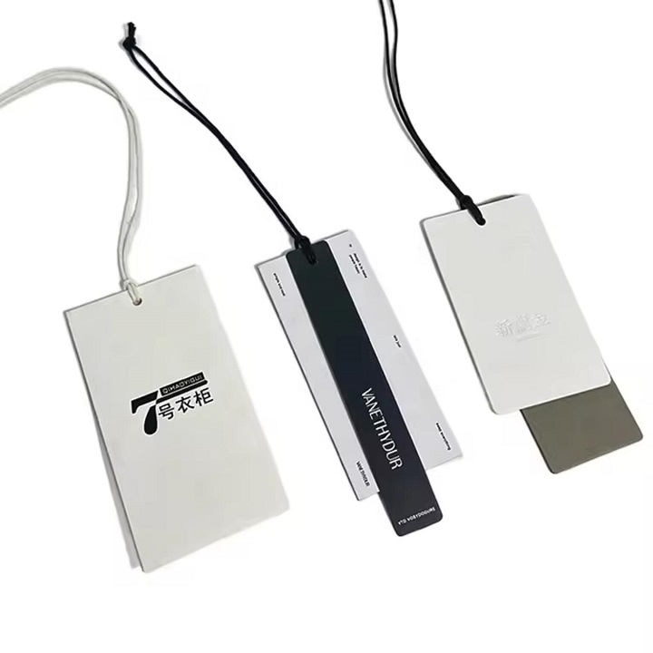 R&eacute;tthyrnd Hang Tags