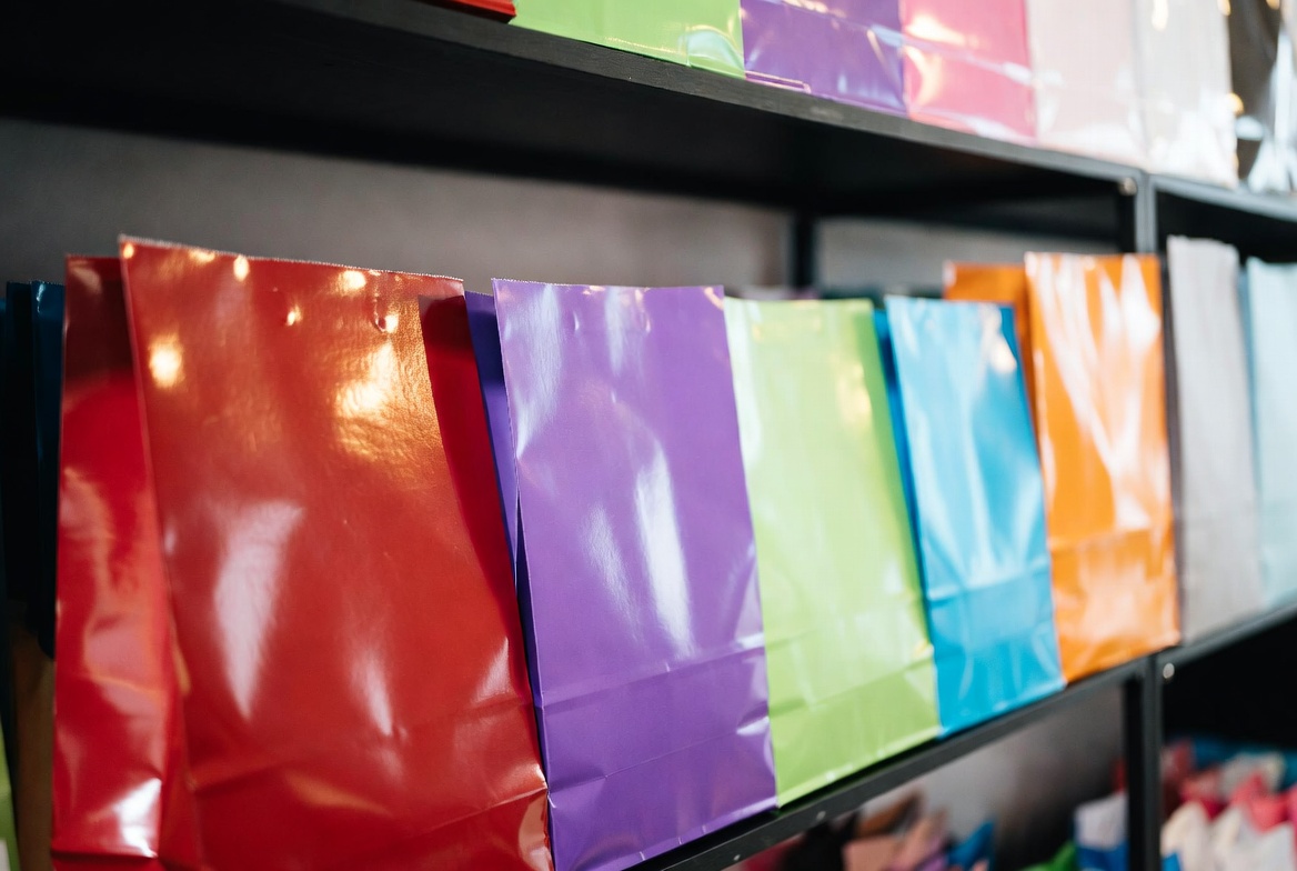 Kraft Paperaj Sakoj vs Tegitaj Paperaj Sakoj: Kiu Estas Pli Durable?